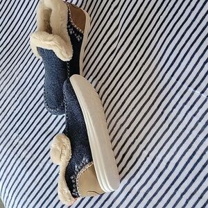 Ladies Fleece and Faux Suede Slipper booties.